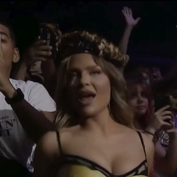 Sabrina Carpenter interage com Luísa Sonza durante dinâmica da música 'Juno' no Lollapalooza 2026