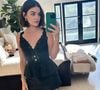 Lucy Hale usa corte Blunt Bob com risca no meio