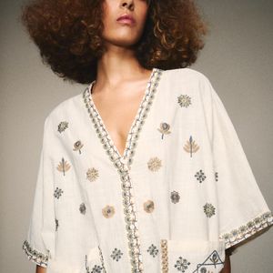 Versátil e elegante, a blusa bordada com decote V da Zara, vendida por R$ 279,00, funciona tanto para o dia quanto para produções noturnas
