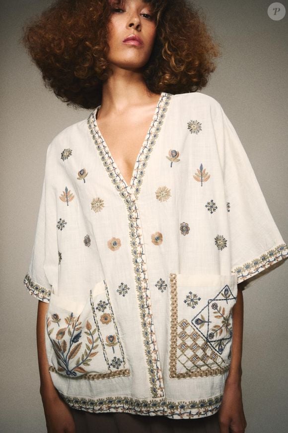 Versátil e elegante, a blusa bordada com decote V da Zara, vendida por R$ 279,00, funciona tanto para o dia quanto para produções noturnas