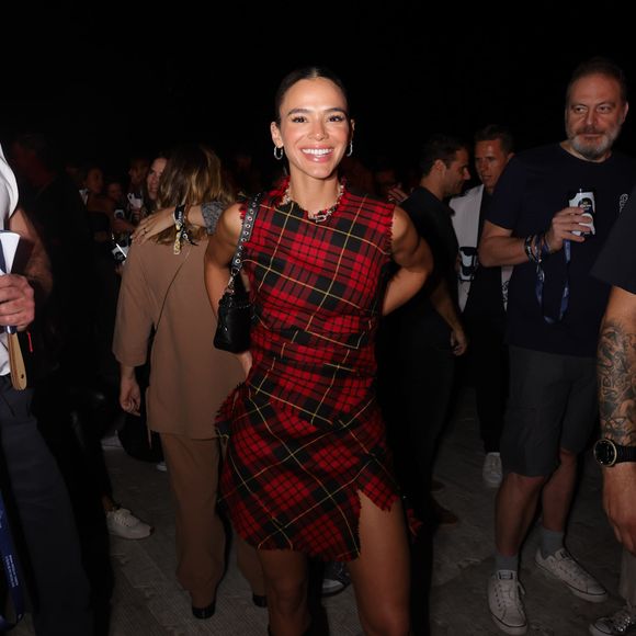 Vestido em xadrez vermelho foi aposta de Bruna Marquezine para curtir evento