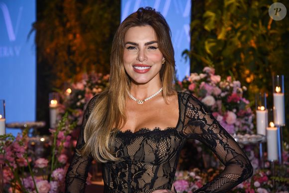 Erika Schneider apostou na transparência em festa de Vera Viel