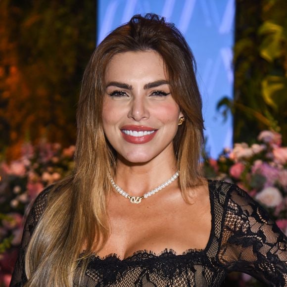 Erika Schneider apostou na transparência em festa de Vera Viel