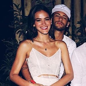 A escolha de Fernando de Noronha não surpreende. Bruna Marquezine já passou datas especiais no arquipélago com antigos relacionamentos, reforçando o clima de romance na virada