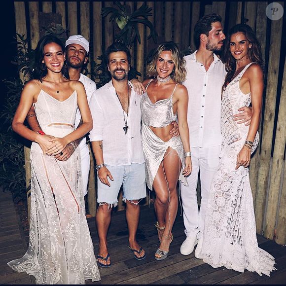 A escolha de Fernando de Noronha não surpreende. Bruna Marquezine já passou datas especiais no arquipélago com antigos relacionamentos, reforçando o clima de romance na virada