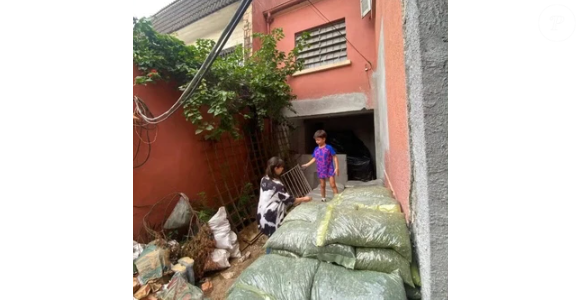 O filho de Daphne Bozaski, Caetano, de 7 anos, aparece com frequência nos registros da obra.