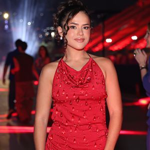 Maisa foi mais uma famosa que apostou no vermelho em evento em 2025