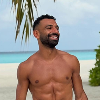 Lançado no séc. XXI em Dubai, este perfume árabe unissex refrescante de limão-siciliano, toranja, bergamota e pimenta-rosa se tornou o meu favorito para acordar e na hora de dormir