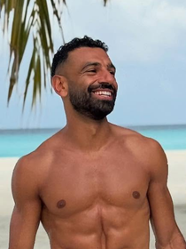 Lançado no séc. XXI em Dubai, este perfume árabe unissex refrescante de limão-siciliano, toranja, bergamota e pimenta-rosa se tornou o meu favorito para acordar e na hora de dormir