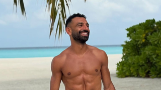 Lançado no séc. XXI em Dubai, este perfume árabe unissex refrescante de limão-siciliano, toranja, bergamota e pimenta-rosa se tornou o meu favorito para acordar e na hora de dormir