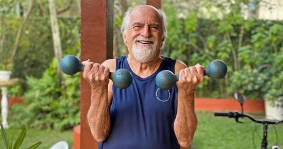 Aos 60 anos, manter uma boa musculatura e continuar trabalhando os músculos com exercícios está entre as principais recomendações de Inés Jiménez para quem deseja ter braços mais firmes e com menos flacidez