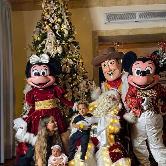 Se é fã da Disney, já pensou em decorar a sua árvore de Natal e trazer os icônicos personagens Mickey e Minnie? Vai ficar um charme! Detalhe para o Papai Noel deixando tudo ainda mais mágico!