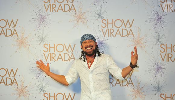 Bell Marques sempre aparece de bandanas estampadas e coloridas em shows e na TV