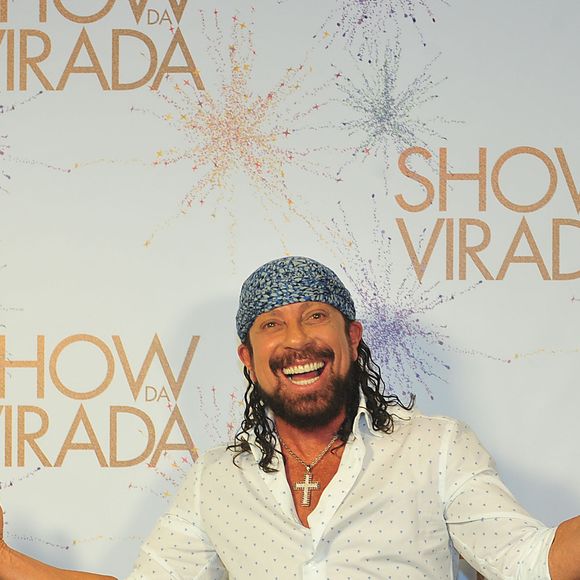 Bell Marques sempre aparece de bandanas estampadas e coloridas em shows e na TV