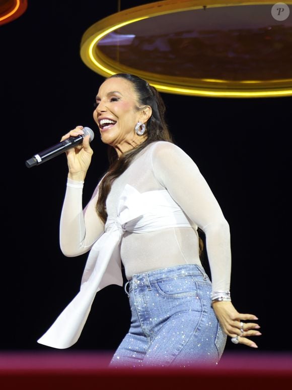 Ivete Sangalo roubou a cena ao apostar em um look brilhante e cheio de personalidade para subir ao palco da turnê “Ivete Clareou” no Rio de Janeiro