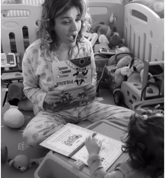 Na vida pessoal, Gonca aqueceu os corações dos fãs com um vídeo nas redes sociais ao lado da filha Asya, de um ano e sete meses, fruto do seu casamento com Levent Yasar.