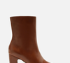 Esqueça o básico! Bota de couro caramelo da Arezzo surge como aposta elegante para combinar com saias midi e promete dominar os looks do inverno de 2026