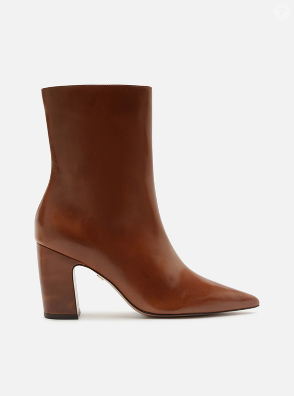 Esqueça o básico! Bota de couro caramelo da Arezzo surge como aposta elegante para combinar com saias midi e promete dominar os looks do inverno de 2026