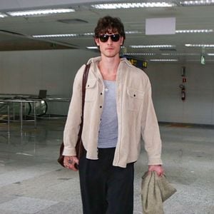 Shawn Mendes chega ao Brasil usando look neutro