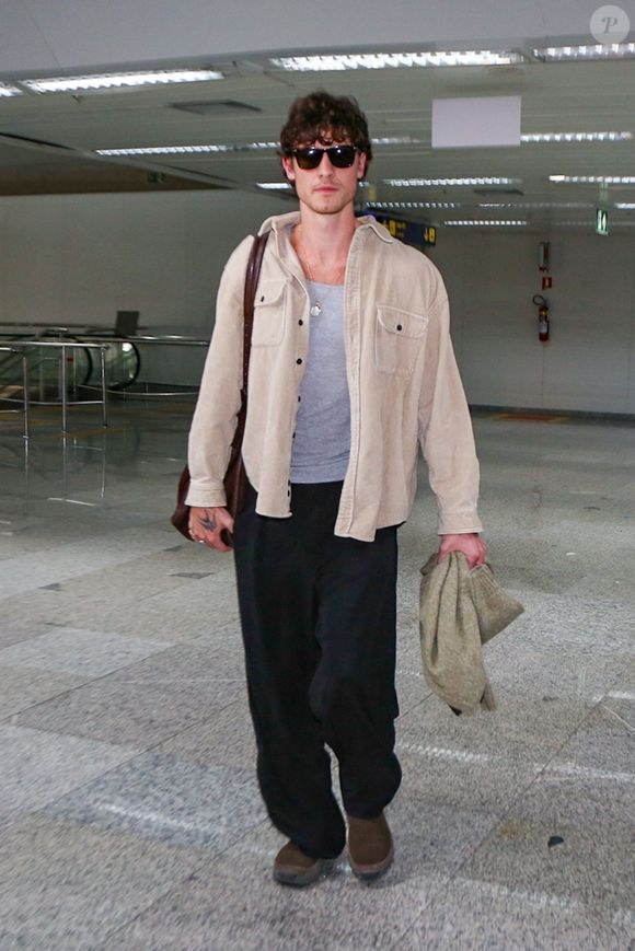 Shawn Mendes chega ao Brasil usando look neutro