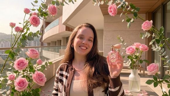 Amo rosa (além da cor): 4 perfumes florais baratinhos com essa nota olfativa que equilibram com o clima do Outono 2026