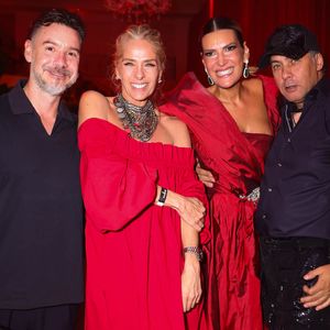 Adriane Galisteu foi para a festa de Natal de Andréa Guimarães com um look all red e um maxi colar.