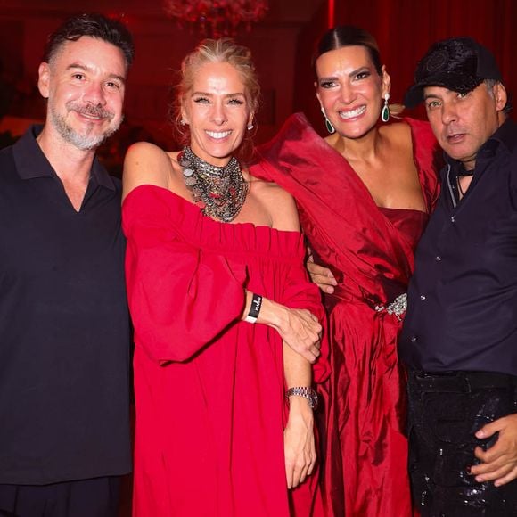 Adriane Galisteu foi para a festa de Natal de Andréa Guimarães com um look all red e um maxi colar.