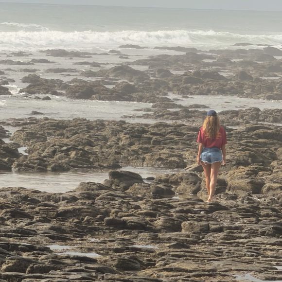 Lucas Lima deu indícios do romance ao publicar uma foto de Nina Forlin de costas, durante uma viagem para a África do Sul. O músico adicionou um coração branco na imagem