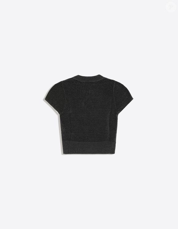 O luxo silencioso aparece nos detalhes do suéter cinza da Bershka. A peça foge dos modelos básicos convencionais ao apostar em uma gola de inspiração japonesa e fechamento assimétrico, que acrescentam personalidade aos looks da primavera