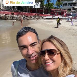 Ticiane Pinheiro posou coladinha com César Tralli, o novo âncora do ‘Jornal Nacional’, em dia de praia