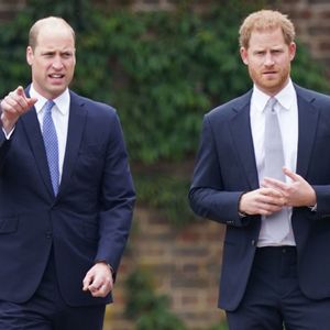Segundo a revista People, o retorno de Príncipe Harry ao Reino Unido foi marcado por novos conflitos envolvendo Buckingham Palace, além da permanência do distanciamento entre ele e o irmão, Príncipe William