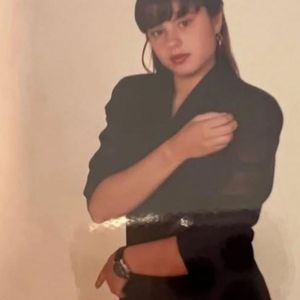 Poliana Rocha postou uma foto nos stories do Instagram, com cabelo diferente - visual foi marcado pelas franjas e cabelo longo, na época em que conheceu o cantor Leonardo.