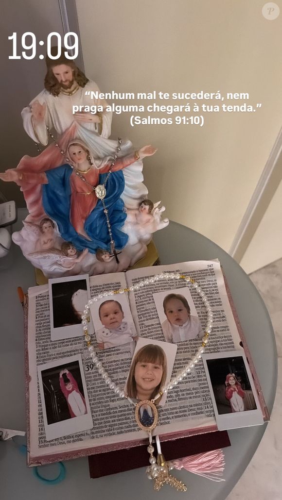 Virgínia Fonseca compartilhou a foto de uma bíblia, com retratos 3x4 dos filhos: ‘Nenhum mal te sucederá, nem praga alguma chegará à tua tenda’