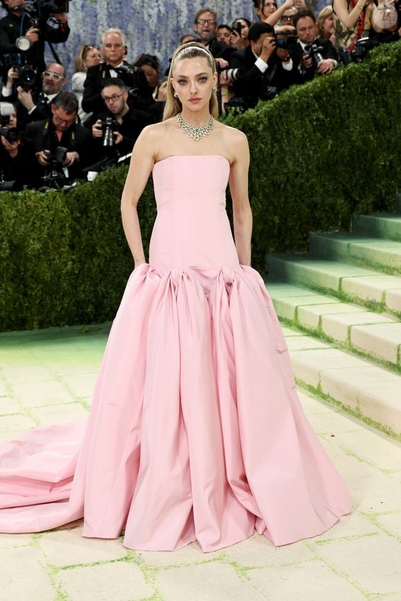 Amanda Seyfried atualizou as referências de looks para casamento em tom rosa chá com sua aparição elegante no Met Gala 2026