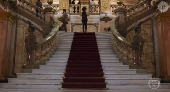 Maria de Fátima, grávida, se jogou da escada do Theatro Municipal nesta segunda-feira (18)