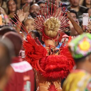 A influenciadora Virgínia Fonseca teve uma estreia marcada por várias atribulações como Rainha de Bateria na Grande Rio