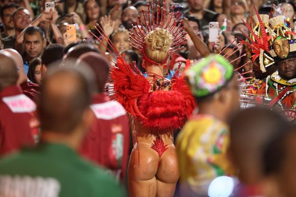 A influenciadora Virgínia Fonseca teve uma estreia marcada por várias atribulações como Rainha de Bateria na Grande Rio