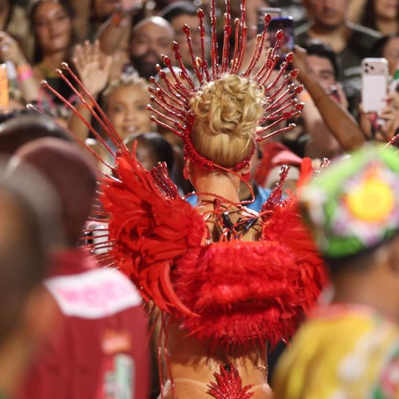 A influenciadora Virgínia Fonseca teve uma estreia marcada por várias atribulações como Rainha de Bateria na Grande Rio