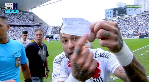 Neymar foi obrigado a deixar o time do Santos em convocação após falha bizarra da arbitragem que mostrou o número do jogador