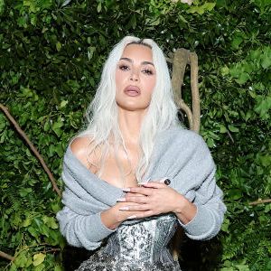 Kim Kardashian atualmente tem 44 anos e faz sucesso com sua beleza e corpo definido na web e em eventos