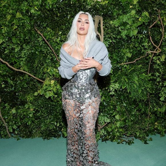 Kim Kardashian atualmente tem 44 anos e faz sucesso com sua beleza e corpo definido na web e em eventos