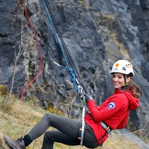 Kate Middleton em clima esportivo com jeans justos e jaqueta leve — um exemplo de como adaptar o modelo cigarette a momentos de lazer.
