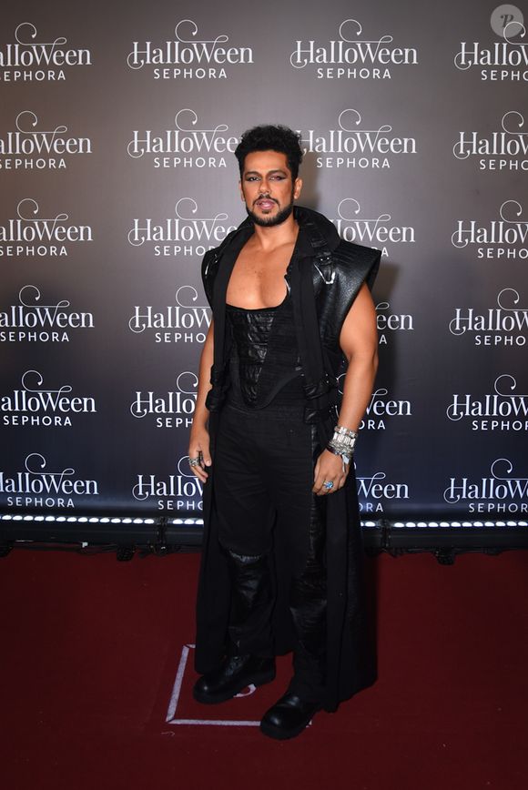 Baile de Halloween da Sephora 2025: com um olho vermelho, Amaury Lorenzo ousou em sua fantasia all black
