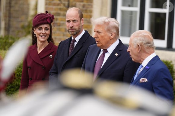 Trump, em tom informal, perguntou a William sobre os filhos do casal real. O príncipe respondeu de maneira direta: “Eles estão bem e na escola”, referindo-se a George, Charlotte e Louis.