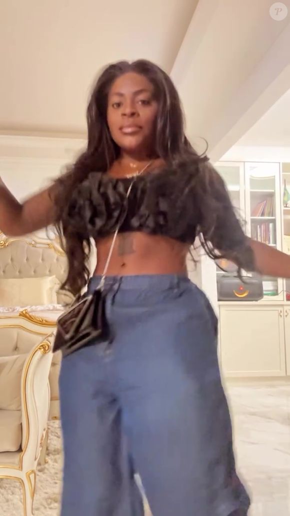 Jojo Todynho preferiu esconder o resultado das cirurgias nas pernas em uma calça jeans