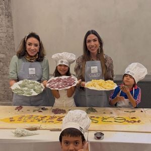 A apresentadora Patricia Abravanel abriu o álbum de sua viagem à Itália com registros ao lado dos filhos e da mãe. De acordo com o Alô Alô Bahia, a publicação trouxe uma mensagem sobre a importância dos laços familiares, enquanto seguidores deixaram comentários de apoio