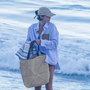 Com bolsa de palha e boné bege, Bruna Marquezine apostou em um visual leve para o dia de praia