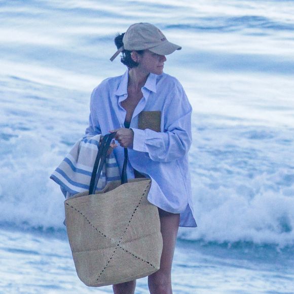 Com bolsa de palha e boné bege, Bruna Marquezine apostou em um visual leve para o dia de praia
