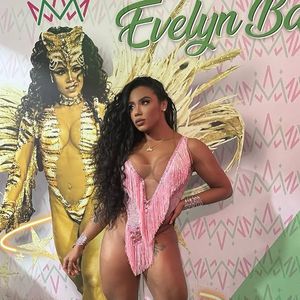 Carnaval 2025: Evelyn Bastos é a rainha de bateria da Mangueira