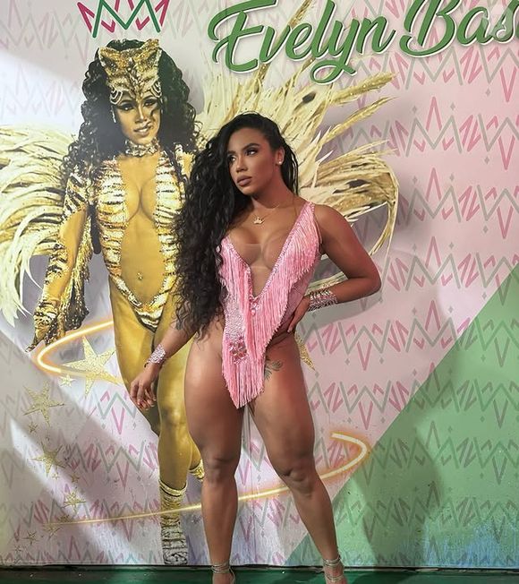 Carnaval 2025: Evelyn Bastos é a rainha de bateria da Mangueira